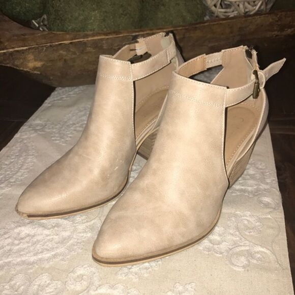 Catherine Malandrino Fimby Pointed Toe - Picture 9 of 11